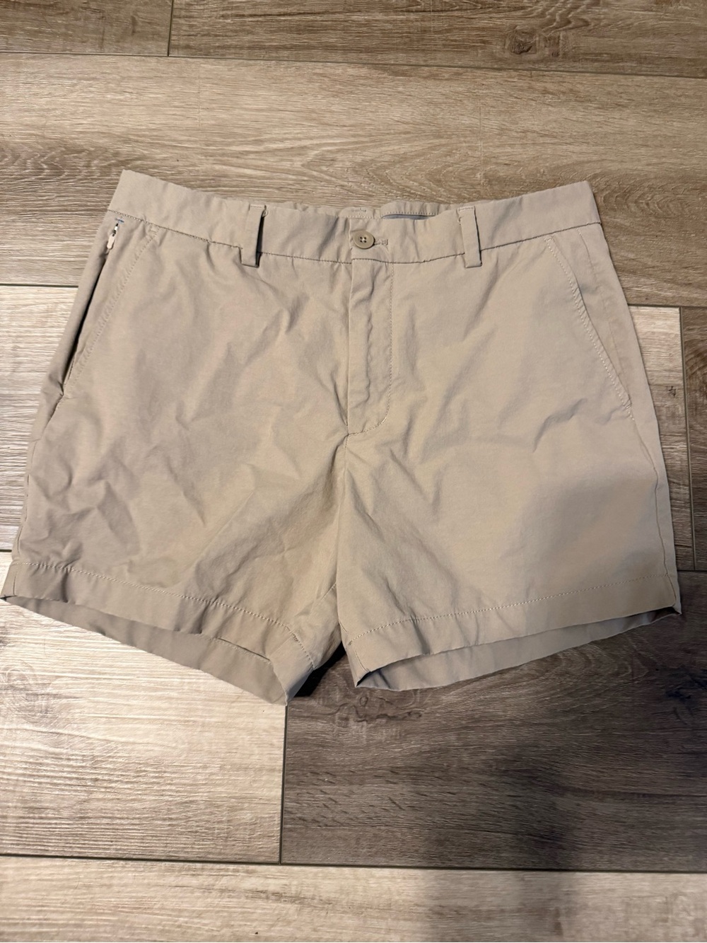 Vineyard Vines Men’s Light Beige Flat-Front Shorts - on the go shorts